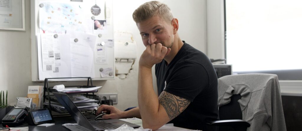 Ein Mann im Büro