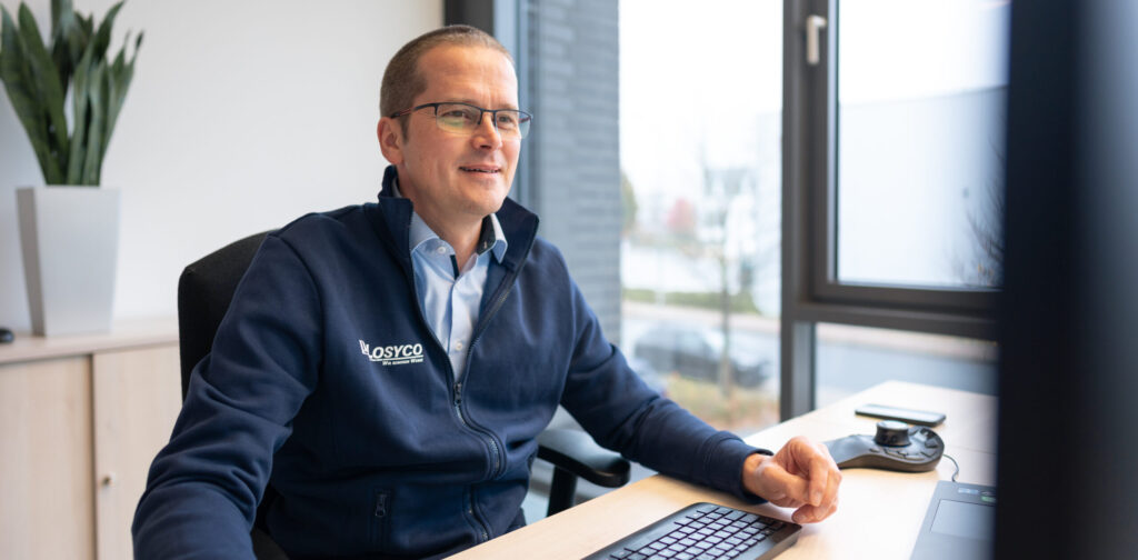 Ein Mann im Büro