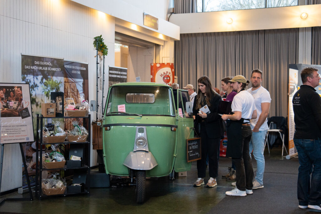 Messebild mit einem Messestand und Messebesuchern